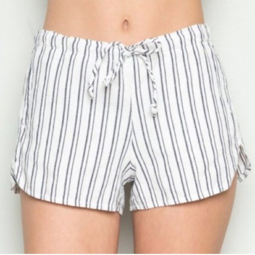 ♥️ Brandy Melville Striped shorts